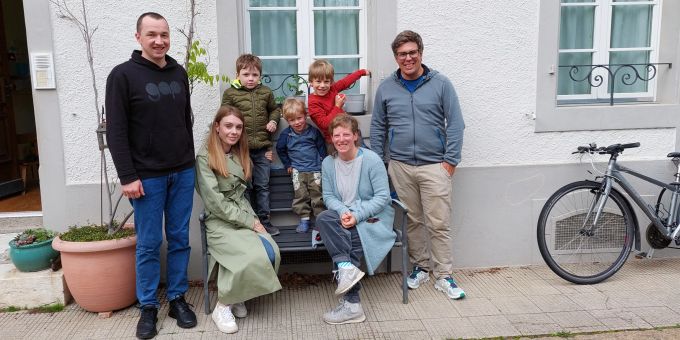 Nazar und Andriana S. mit ihrem Sohn (links) sowie Martina und Patrick Sch. mit ihren Kindern (rechts). Zofinger Gastfamilie.