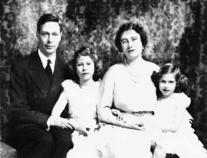 Einst soll die Urgroßmutter von Lilibet, Queen Elizabeth (2. v.l.), in einem ähnlichen Haus gespielt haben. Königliche Familie Urgroßmutter Lilibet