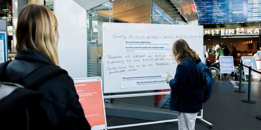 Reisende informieren sich im Berliner Hauptbahnhof über den bevorstehenden Streik.