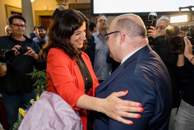 Ylfete Fanaj (SP) und Armin Hartmann (SVP) nach ihrem Wahlsieg. sp