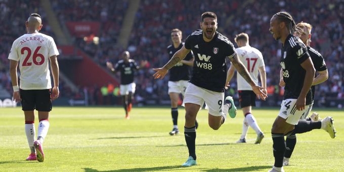 Aleksandar Mitrovic (Fulham) feiert das Tor zum 2:0 gegen Southampton in der Premier League. Southampton Fulham Premier League