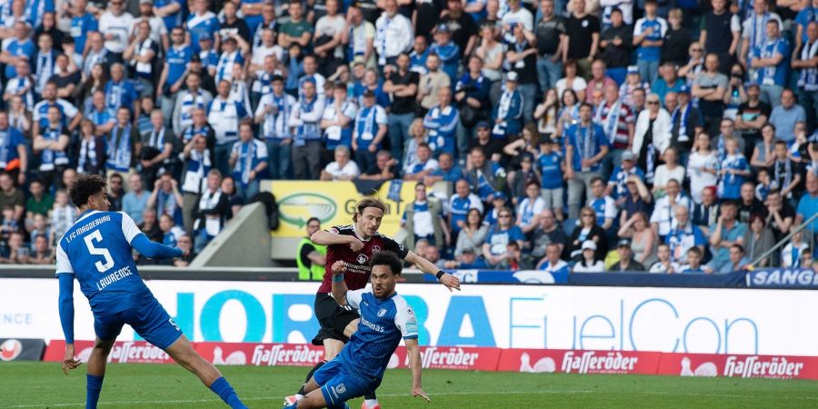 Nürnbergs Felix Lohkemper (M) schiesst sein Tor zum 2:2.