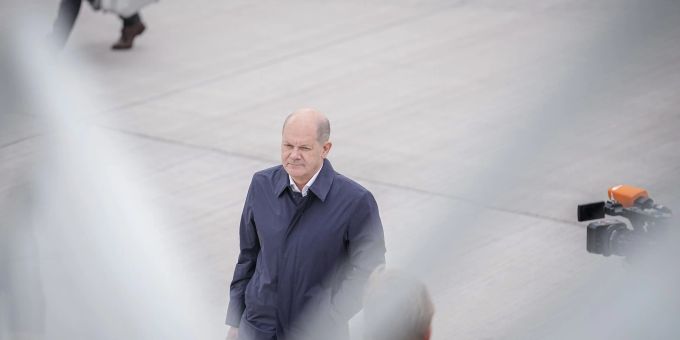 Bundeskanzler Olaf Scholz auf dem militärischen Teil des Flughafens BER Berlin-Brandenburg. Sein Weg führt ihn nach Island. Bundeskanzler Olaf Scholz auf dem militärischen Teil des Flughafens BER Berlin-Brandenburg. Sein Weg führt ihn nach Island.