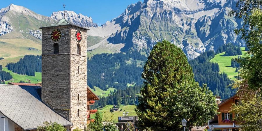 Das Dorfzentrum mit der Kirche. - Adelboden