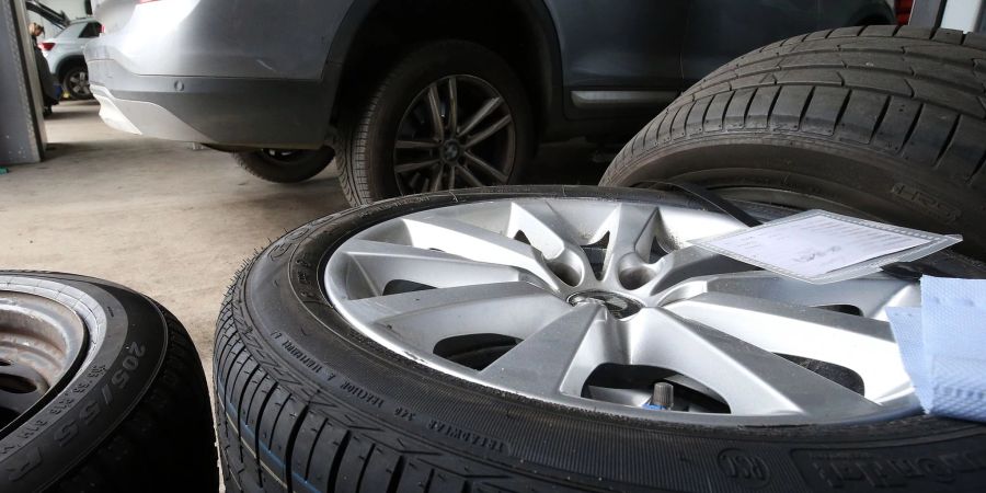 Frische Gummis ans Auto: Das Herstellungsdatum von Reifen kann man an der DOT-Nummer an der Reifenflanke erkennen.