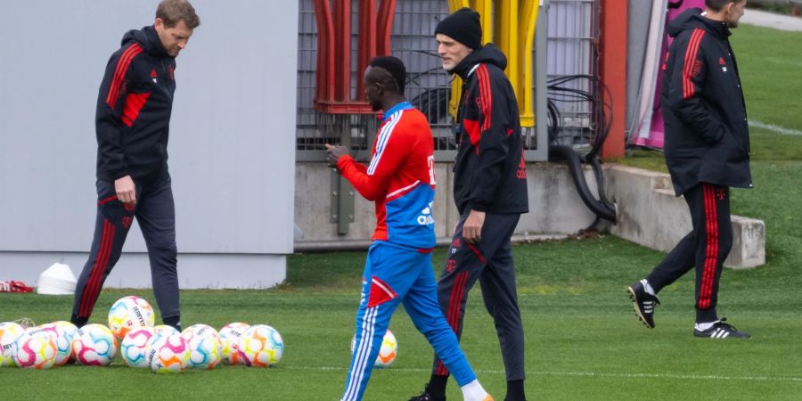 Trainer Thomas Tuchel (2.v.r.) und Sadio Mané beim Training in München.