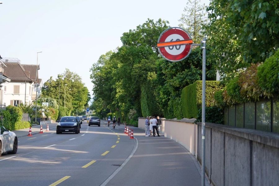 Die Polizei hat die Geschwindigkeitsbegrenzung vor Tina Turners Villa gedrosselt.