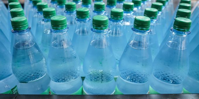 Trotz aufgedrucktem Mindesthaltbarkeitsdatum sind ungeöffnete Wasserflaschen fast unbegrenzt haltbar. Angebrochene Flaschen sollten dagegen kühl lagern und schnell aufgebraucht werden. Trotz aufgedrucktem Mindesthaltbarkeitsdatum sind ungeöffnete Wasserflaschen fast unbegrenzt haltbar. Angebrochene Flaschen sollten dagegen kühl lagern und schnell aufgebraucht werden.