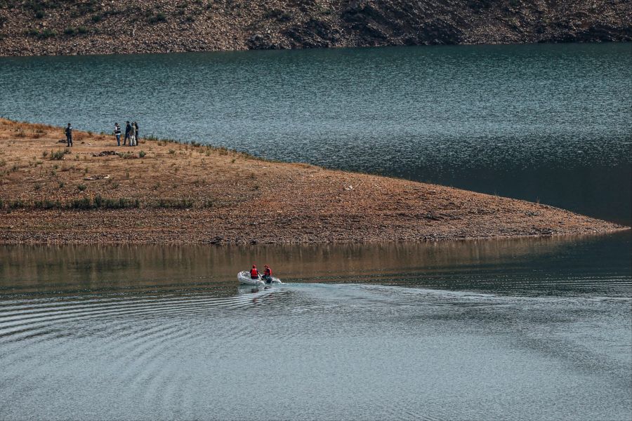 Auch Taucher wurden von Booten ins Wasser gelassen.