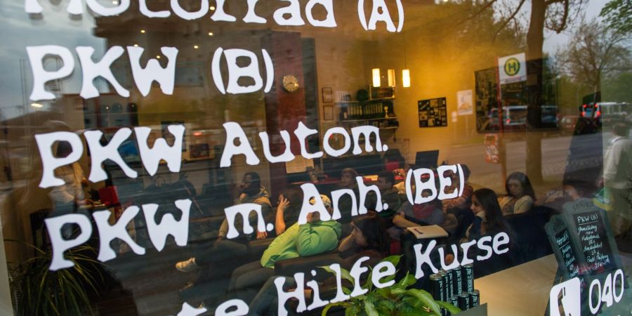 Zurück auf die Schulbank: Wer bestimmte Klassen zusätzlich erwerben will, muss in der Regel nochmal zur Fahrschule.