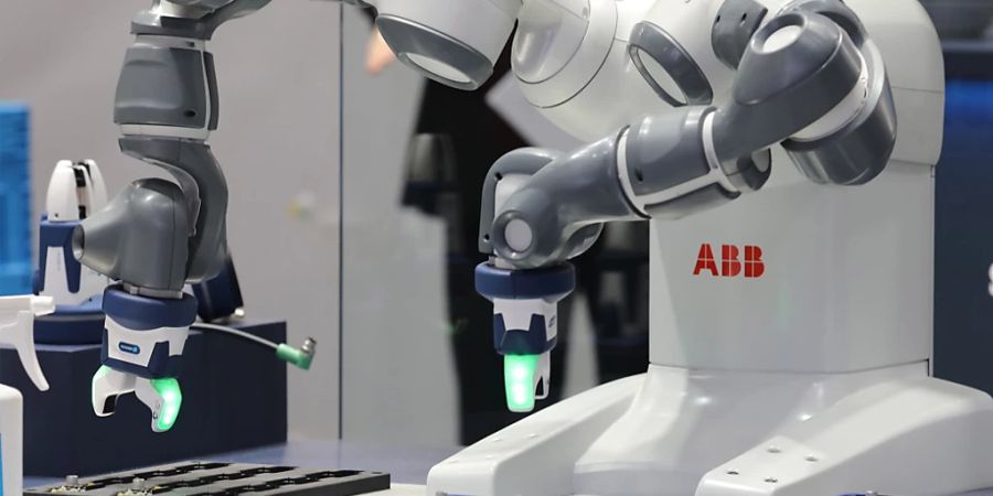 ABB blickt auf stark gestiegene Bestell- und Umsatzzahlen im ersten Quartal zurück. Im Bild: Ein an einer Messe zu Showzwecken aufgestellter ABB-Industrieroboter (Archivbild).