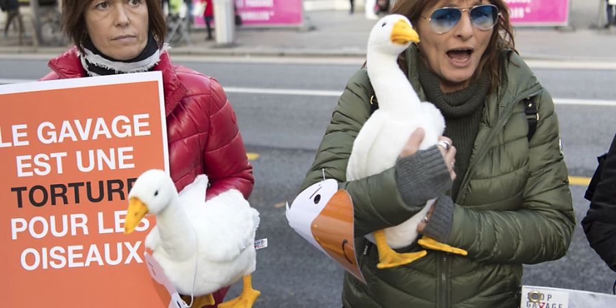 Zwei Aktivistinnen protestieren in Lausanne gegen das tierquälerische Stopfen von Enten und Gänsen. (Archivbild)