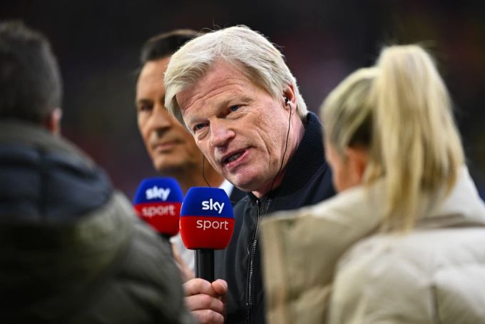 Oliver Kahn, Chef des FC Bayern München, beim Interview mit Sky. fc Bayern München