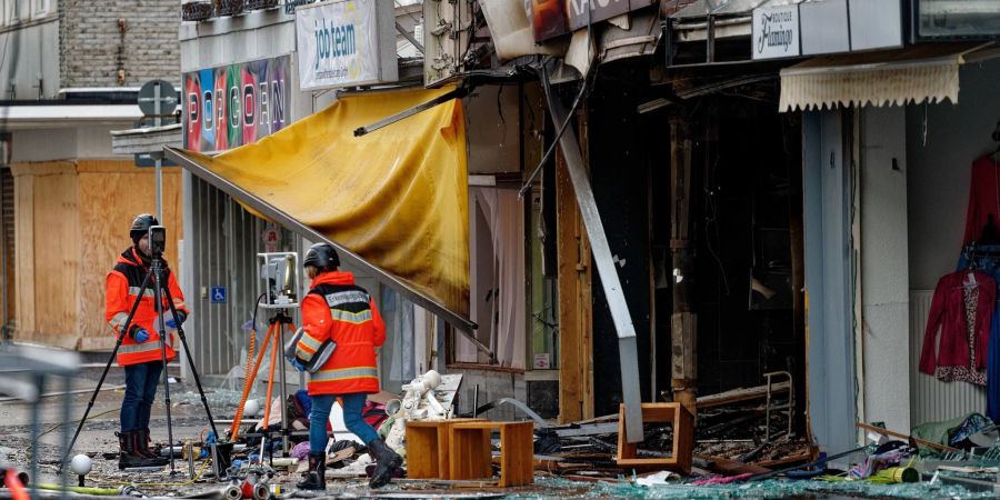 Rettiungskräfte nach der Explosion eines Hauses in der Innenstadt von Eschweiler.