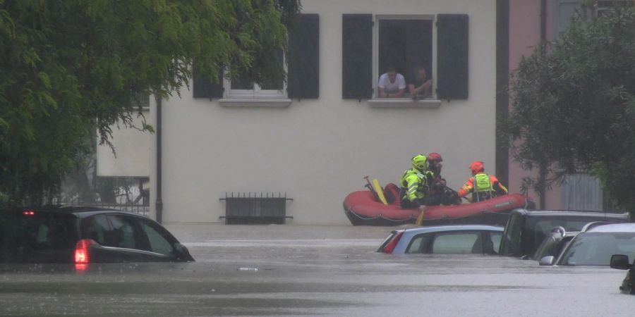 In der Stadt Cesena ist der Fluss Savio nach extremen Regenfällen über die Ufer getreten, Strassenzüge am Fluss stehen unter Wasser.