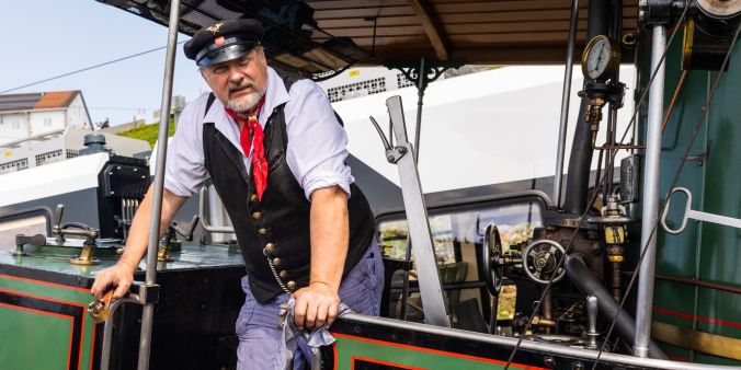Martin Horath heizt auf dieser Fahrt die Lokomotive ein.