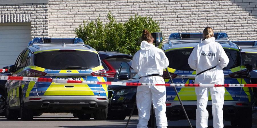 Beamte der Spurensicherung ermitteln in Bad Salzuflen, nachdem Polizisten auf einen flüchtenden Autofahrer geschossen haben.