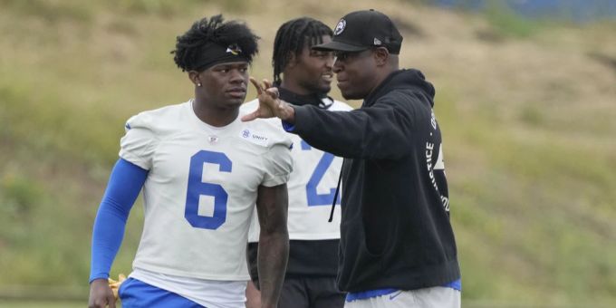 Raheem Morris (r.) ist bei den Los Angeles Rams in der NFL als Defensive Coordinator angestellt. Raheem Morris nfl