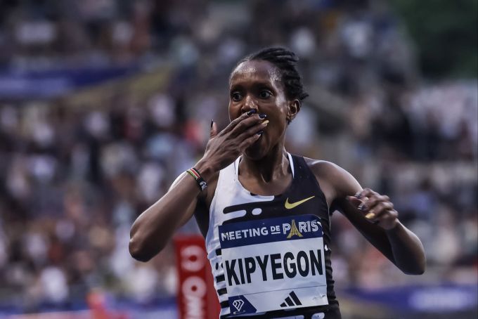 Faith Kipyegon aus Kenia reagiert überrascht über ihren eigenen Rekord. Paris
