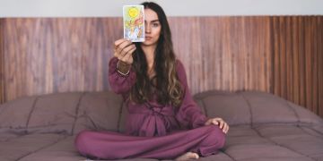 Frau mit Tarotkarten