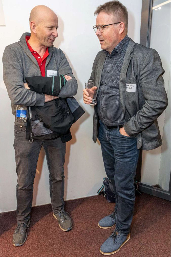 Hans Jufer (l/Mosimann Holzbau AG) mit dem Könizer Gemeinderat Christian Burren (r).