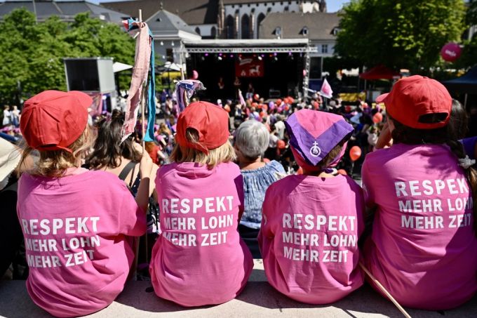 Die Kinderwagen-, Rollstuhl-, Rollator- Demo im Rahmen des Frauenstreiks auf dem Theaterplatz in Basel, am Dienstag, 14. Juni 2023. Alain Berset sprach auch diesen auf dem Gipfel an. Frauenstreik in Basel