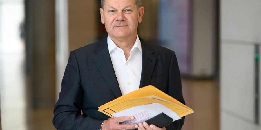 Bundeskanzler Olaf Scholz (SPD) kommt aus einer Besprechung in einem Sitzungssaal der SPD-Fraktion im Deutschen Bundestag.