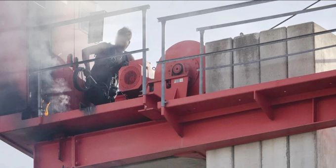 Der Kran-Besetzer entfachte auf dem Kran ein Feuer. Kran-Kletterer