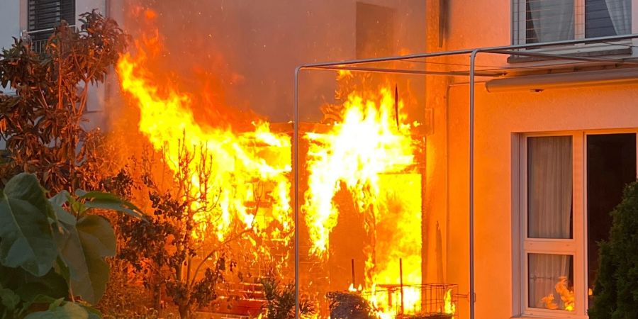 Carport in Flammen