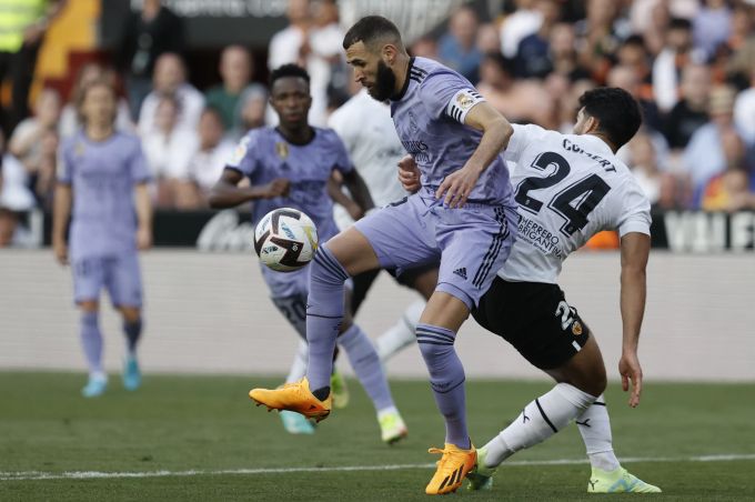 Wird Valencias Eray Cömert (r.), hier im Duell mit Karim Benzema, bald Teamkollege von Yann Sommer? Eray Cömert