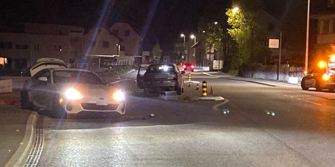 Totalbeschädigung - Kollision zwischen zwei Autos in Laupersdorf SO
