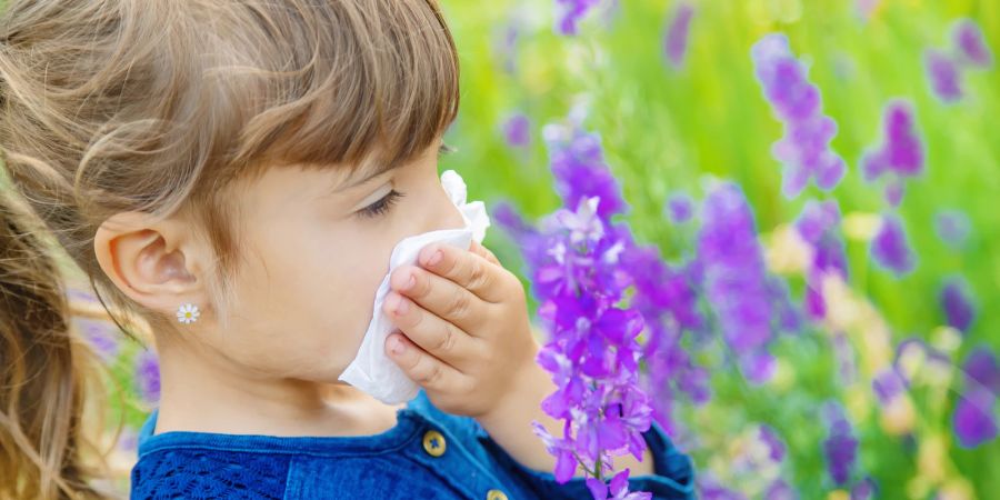 Mädchen, Blumen, Allergie, Heuschnnupfen.