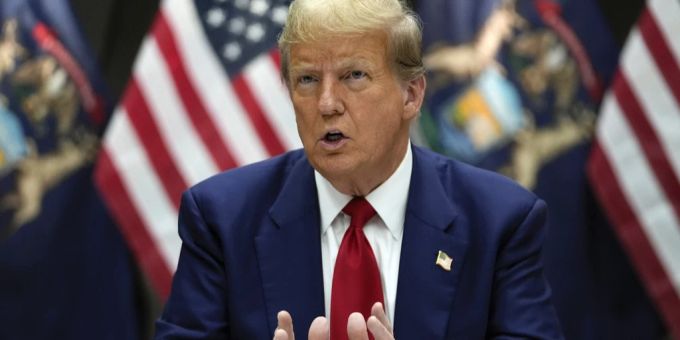 Auch Donald Trump nimmt an der Wiedereröffnung der Notre-Dame teil. trump kaution