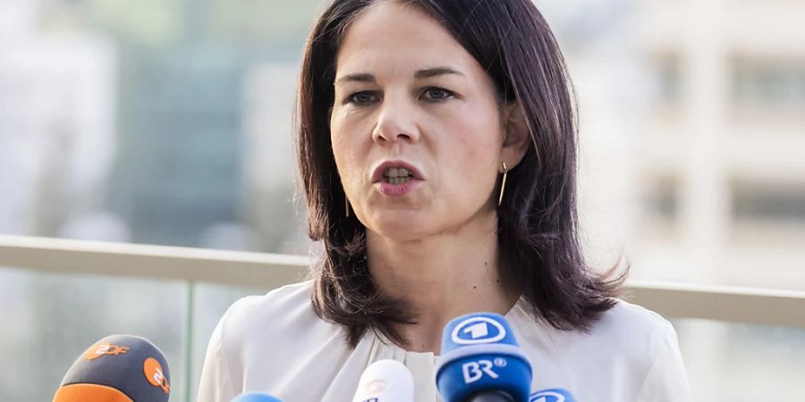 Annalena Baerbock (Bündnis 90/Die Grünen), Aussenministerin, gibt auf der Terrasse der Deutschen Botschaft in Tel Aviv ein Pressestatement. Aussenministerin Baerbock besucht Israel bereits zum sechsten mal nach dem Überfall der Hamas auf Israel am 07. Oktober um erneut zur Lage in Gaza wie auch Israel zu beraten. Foto: Christoph Soeder/dpa