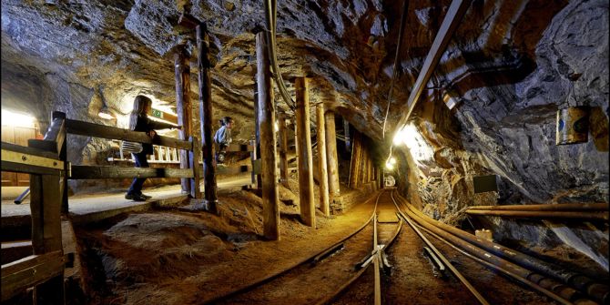 Schienen Stollen unterirdisch Bergwerk