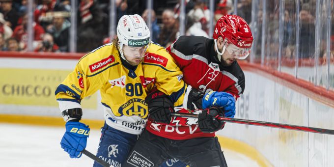 Der Davos Sven Jung im Duell mit Lukas Frick von Lausanne. HC Davos
