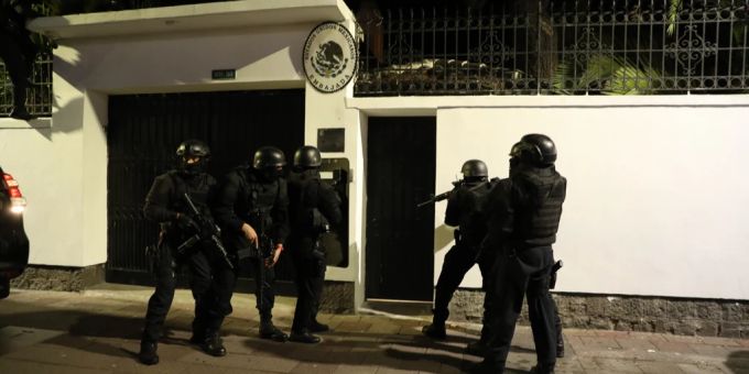 Schwerbewaffnete Kräfte stürmten am Freitag die mexikanische Botschaft in Quito. Ecuador Mexiko Botschaft Sturm