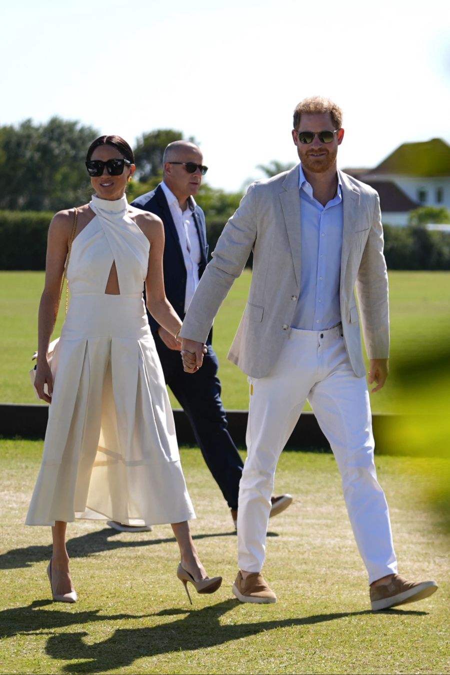 Meghan trägt extrem hohe Schuhe.