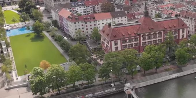 Das Schulgebäude liegt unmittelbar neben der Dreirosenanlage. Sek Theobald Baerwart