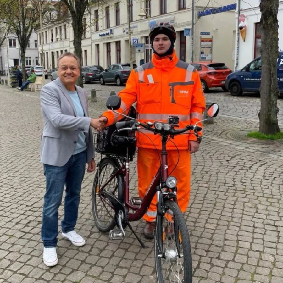 Jochen Arenz (58), der parteilose Bürgermeister von Bad Doberan, begrüsst Niclas M.