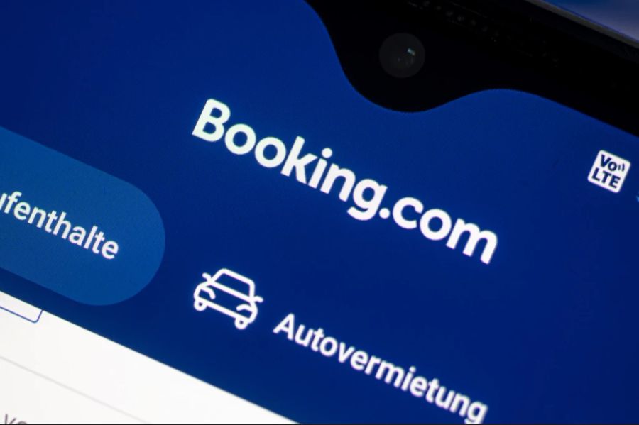 Auf Booking lässt sich vieles buchen: Hotels, Flüge oder Mietautos.