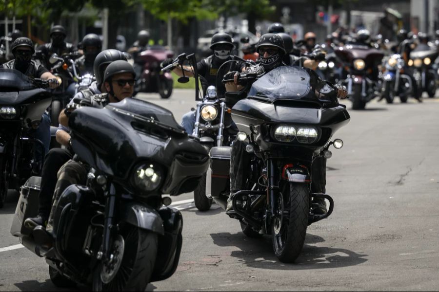 War eine Bikergang beteiligt? Die Polizei bestätigte diese Vermutung vorerst nicht. (Symbolbild)