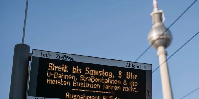 Verdi ruft zum nächsten Warnstreik bei der BVG auf. (Archivbild) Verdi