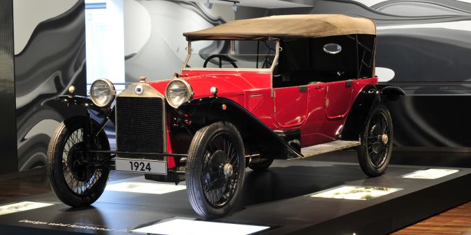 Der Lancia Lambda war das erste Auto mit selbsttragender Karosserie. Er hatte auch eine Einzelradaufhängung. Das Auto wurde 1922 auf dem Pariser Autosalon vorgestellt. Lancia Lamda