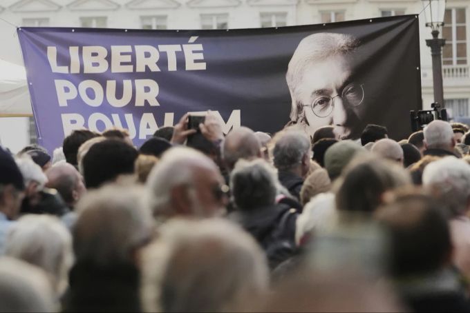 In Paris versammelten sich viele Menschen, um für die Freilassung von Boualem Sansal zu demonstrieren. boualem sansal