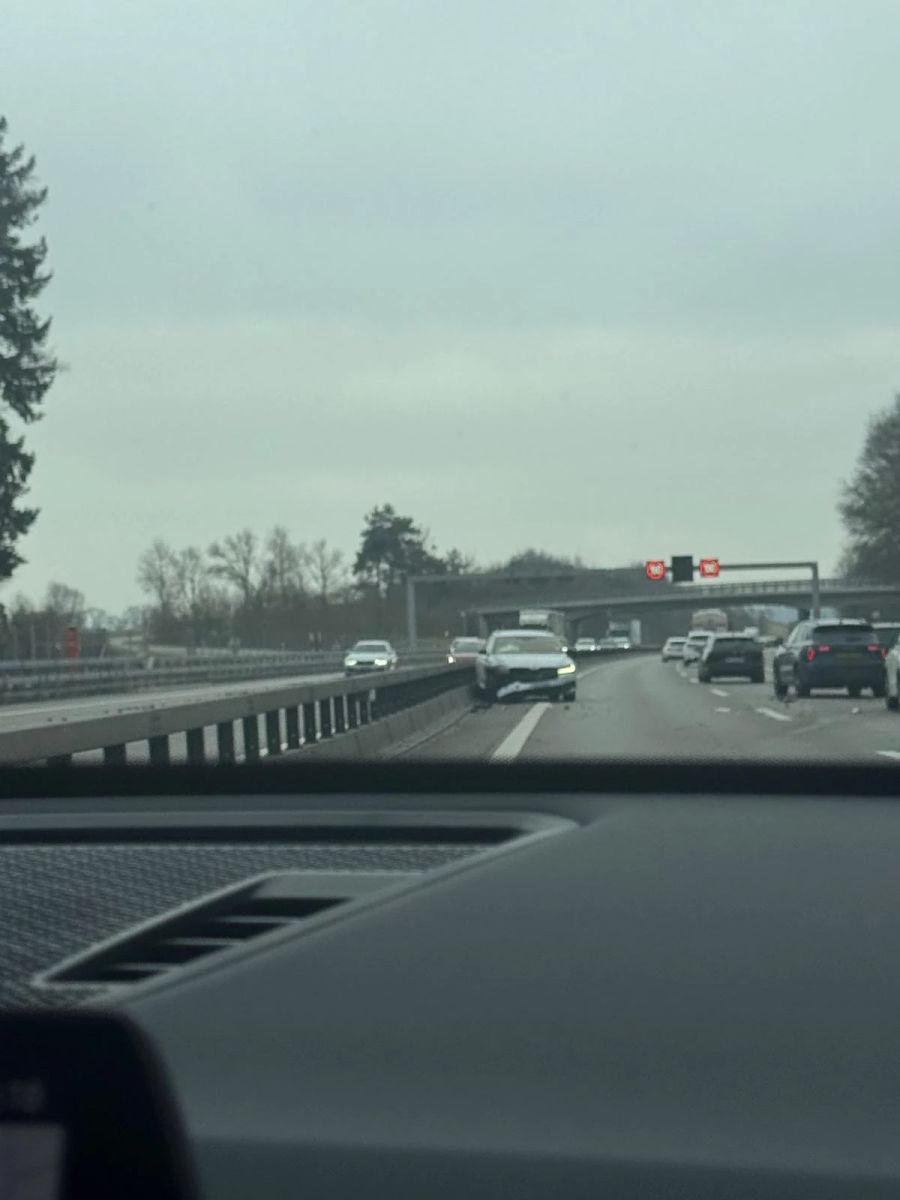 Nach einer Kollision kam am Freitagmorgen auf der Autobahn A1 ein weisser Kombi entgegen der Fahrtrichtung zum Stehen.