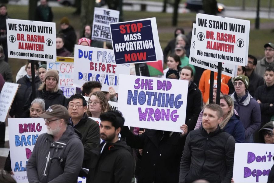 Demonstranten in Rhode Island fordern, dass Rasha Alawieh wieder in die USA zurückkehren darf.