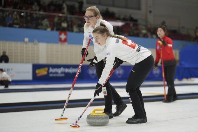 Die Schweizerinnen überzeugen an der Curling-WM weiter. Curling-WM