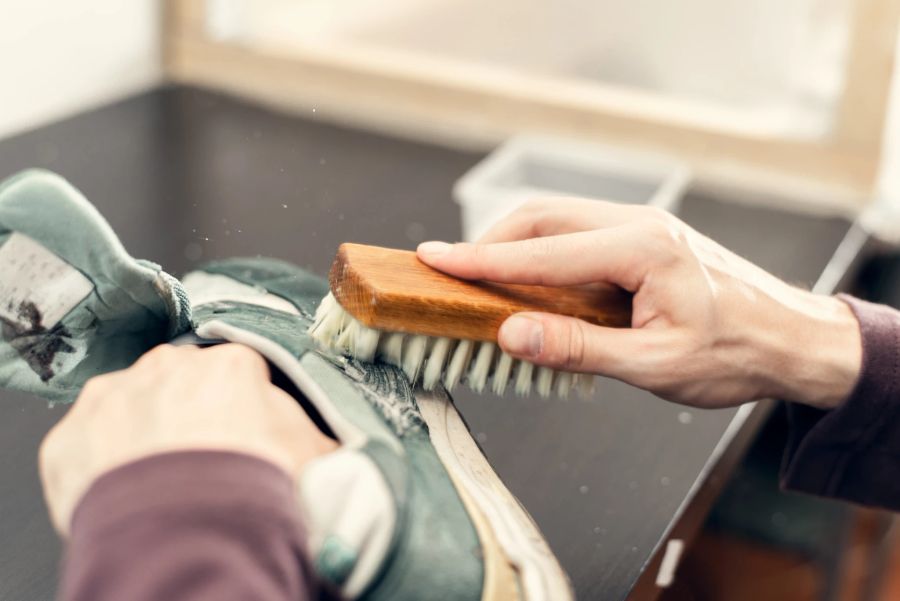 Sneaker bürsten reinigen