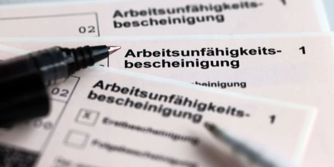 Wer länger krankgeschrieben ist, muss rechtzeitig eine lückenlose Krankschreibung sicherstellen, denn Lücken können den Anspruch auf Krankengeld gefährden. (Archivbild) Bescheinigung